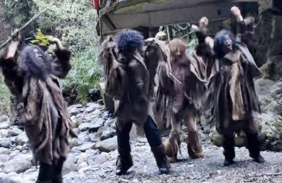 达州巴山大峡谷里“野人”NPC和游客互动。（受访者供图）