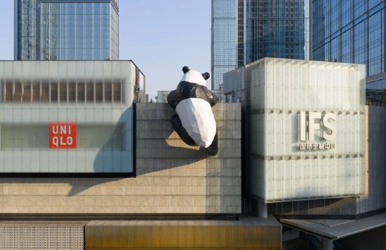 成都国际金融中心的大熊猫户外艺术装置