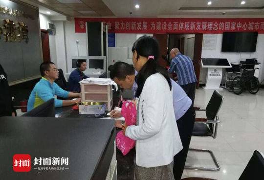 由于联系不到小林的家人,民警将小林送往救助站。