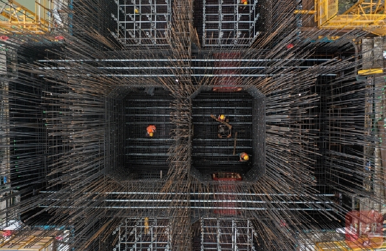 捆扎2万多根钢筋 渝昆高铁沱江特大桥项目春节忙建设