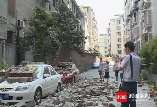 被砸中的车辆和散落一地的砖块。(图据乐山新闻天天报)