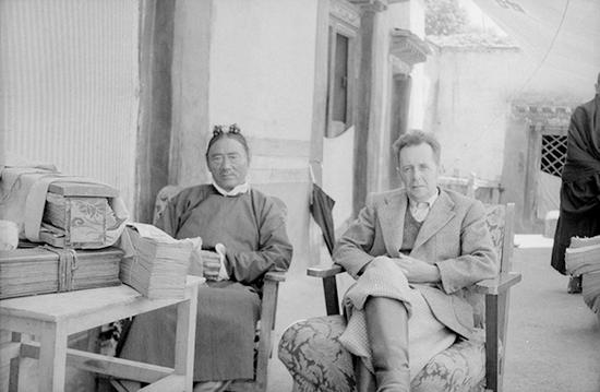 1948年8月,朱塞佩·图奇最后一次进藏,在拉萨与一位地方长官留影。意大利亚非研究院/IsIAO 图