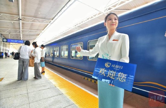 “成都号”为游客提供24小时高星级酒店管家式服务。 华小峰摄