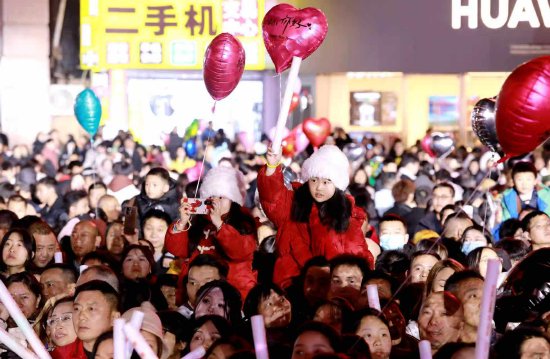 市民奔赴中心广场年末狂欢