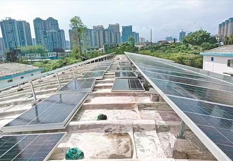 糧倉加裝“倉頂陽光”光伏發電系統。
