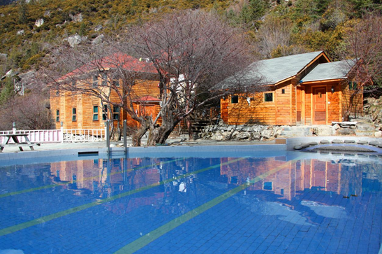 稻城杜鹃谷温泉 (甘孜州文化广电和旅游局供图)