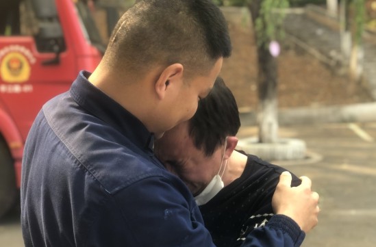 堂哥到火災一線看望弟弟,兄弟相擁而泣