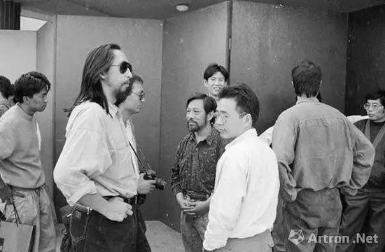 1992广州双年展开幕式前,左起:曾浩、王广义、张晓刚、栗宪庭、周春芽、魏光庆、叶永青(肖全 摄 )