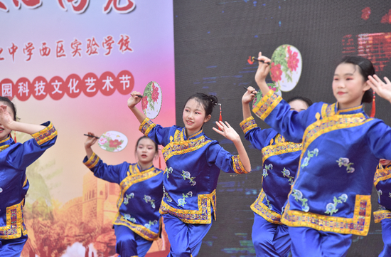 精彩纷呈的文艺表演