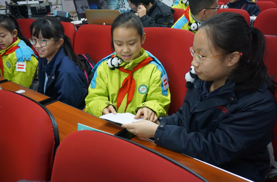 学生们互换礼物
