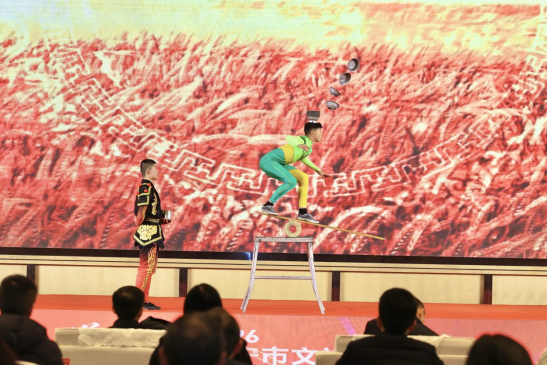 杂技《跷碗》表演