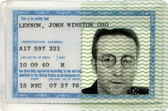 约翰·列侬的美国绿卡，1976年由美国移民局颁发。