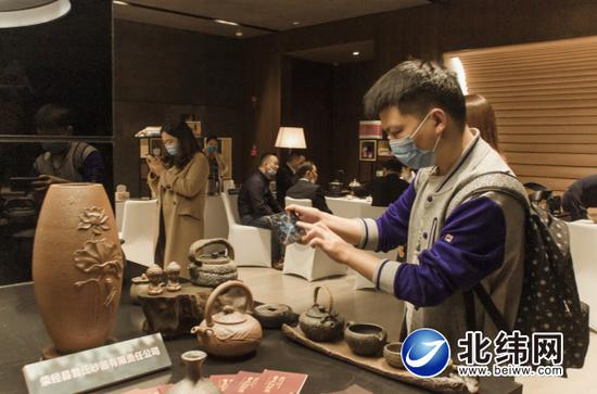 與會嘉賓參觀了解滎經砂器