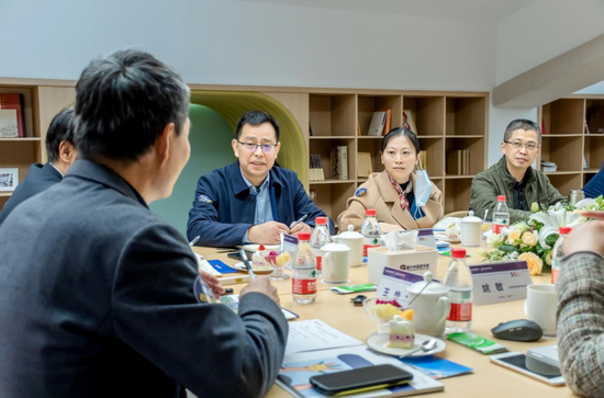 陈桂胜局长(右三)介绍新都教育