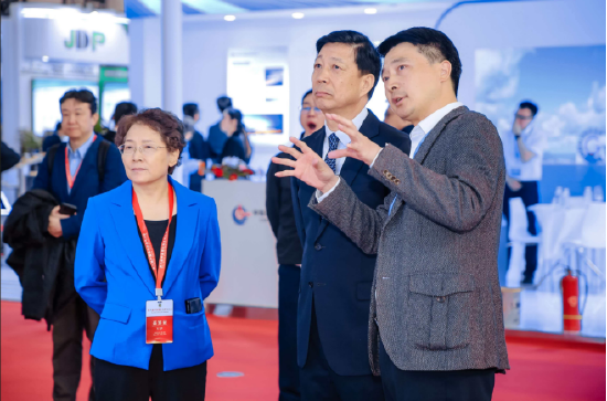 李金金（右一）给国际燃气联盟（IGU）副主席李雅兰、中国石油学会石油储运专业委员会主任丁建林做讲解