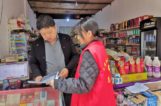  图为：翠屏街道组织网格员入商户开展国家安全宣传工作