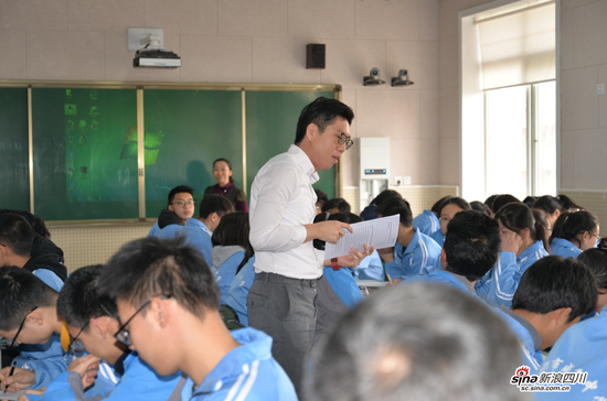 香港邓镜波学校袁荣辉老师上课