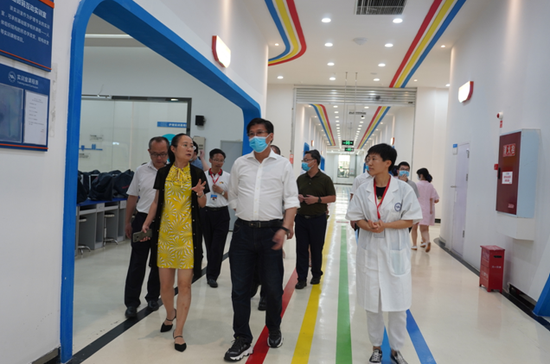 参观高技能人才培养基地