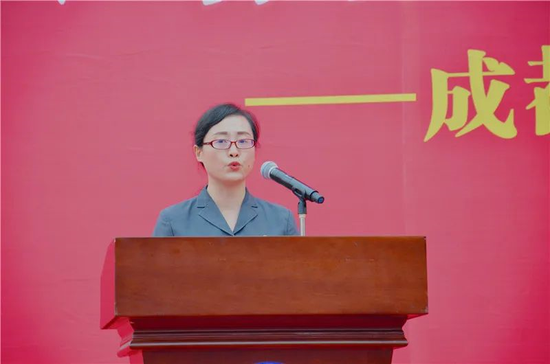 家长代表诵读《宪法》