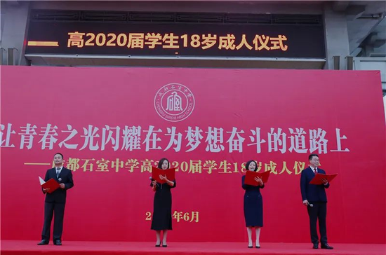 家长代表朗诵(从左至右:周思含爸爸、孙域恒妈妈、刘燃橘妈妈、袁乔雅枭爸爸)
