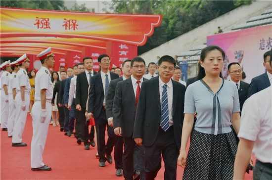 师长入场