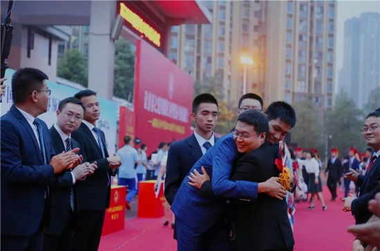 跨成人门,踏成才路