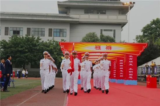 奏唱国歌,升国旗