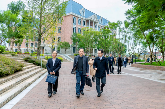调研组一行视察学校