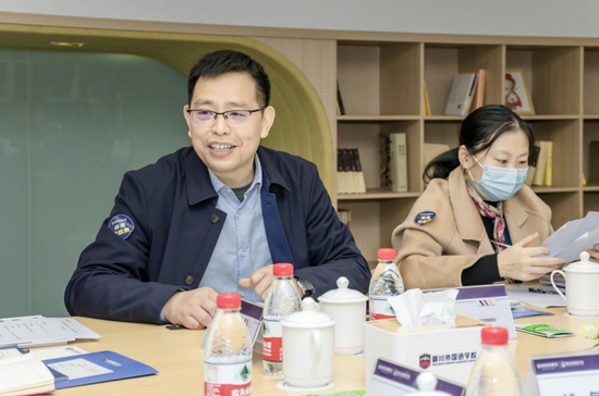 陈桂胜局长(左)介绍新都教育