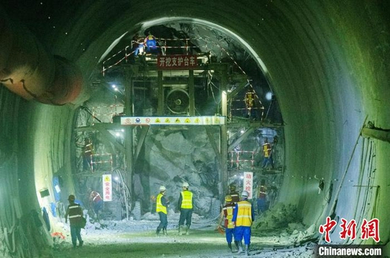 工人师傅们正在成兰铁路跃龙门隧道内的掌子面加紧施工作业。　刘忠俊 摄