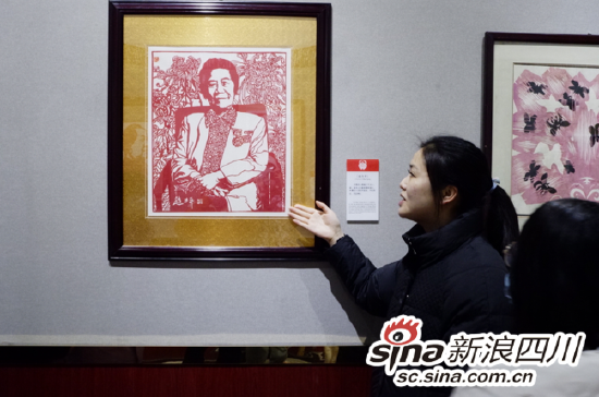 讲解员为同学们讲解剪纸作品