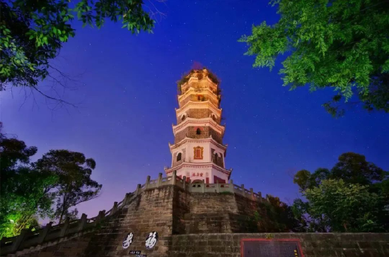 始建于明代,清初培修,系七級八面仿木結構樓閣式磚塔,通高33.6米,塔體層層上收,如劍刺天,是省級重點文物保護單位。|攝影:劉毅