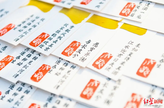 每张欢迎卡上都印着“成都”字样