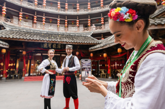 外国游客打卡洛带古镇 摄影：林漫