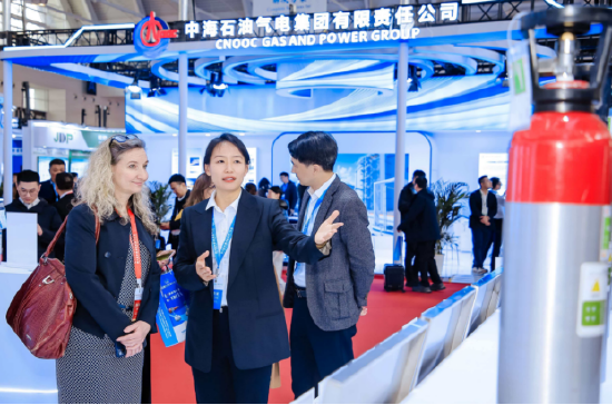 沈琳为瑞士计量协会的Iryna Marfenko做讲解