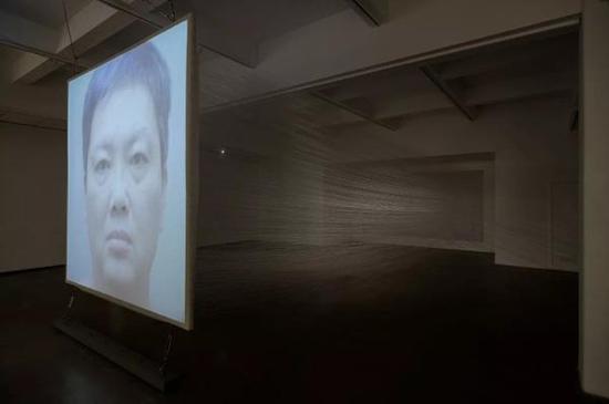 林天苗,《嗨!!!》,1999-2018年,白棉线、投影仪、扬声器、扩音器,1060 × 475 × 300 厘米