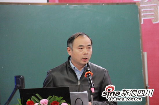 石室中学李贤中书记主持会议