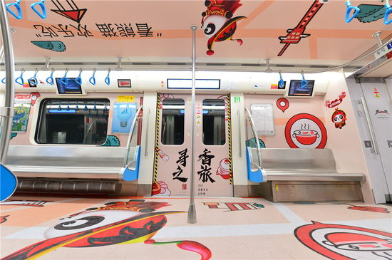 黑鹦鹉先生带你走进“成都熊猫亚洲美食”专列