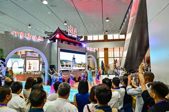 南充展區(qū)的表演引人駐足