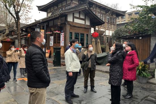 （成都文旅集团党委书记、董事长蒋蔚炜与青羊区副区长赵艳艳交换意见，冉红山陪同）