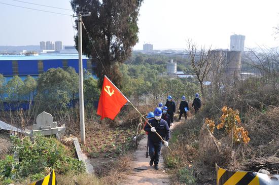 国网遂宁供电公司沱牌镇供电所党员突击队对10千伏柳明线14号杆进行防山火特殊巡视，并对线路通道进行整治。（陈海蓉）