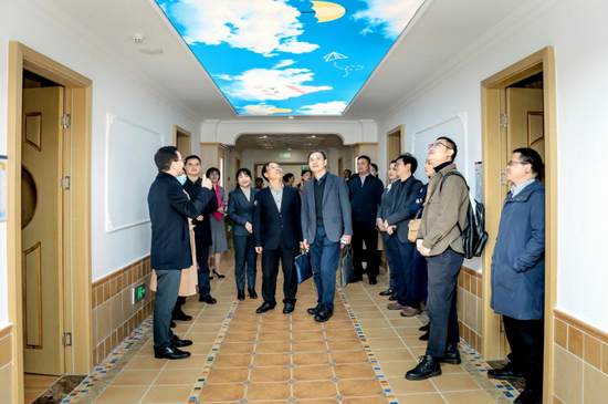 调研组对二期宿舍“星空顶”饶有兴趣