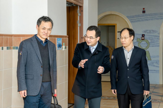 调研组听取陈星海先生(中)介绍
