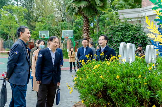 调研组查看学校网红打卡地“青蒿素雕塑”