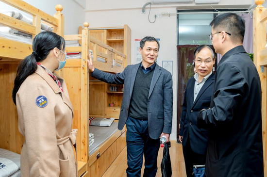 调研组考察学生宿舍