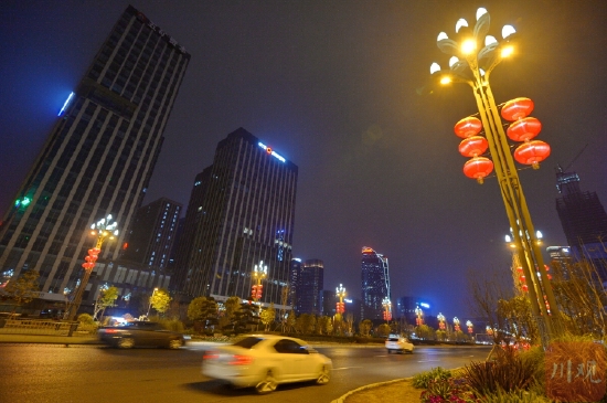 成都灯笼点亮新春夜景 流光溢彩年味浓