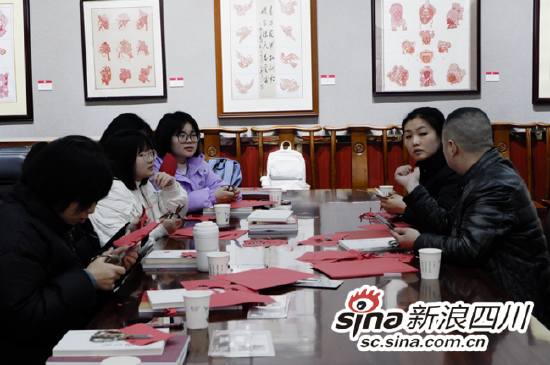 袁稚发老师为项目成员进行剪纸教学示范
