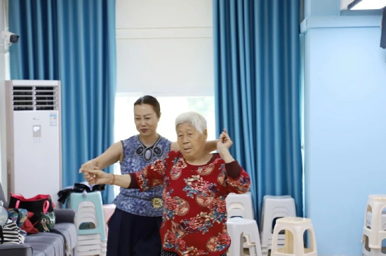 居民们在养老服务综合体多功能厅练舞