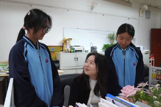 ▲与学生谈心