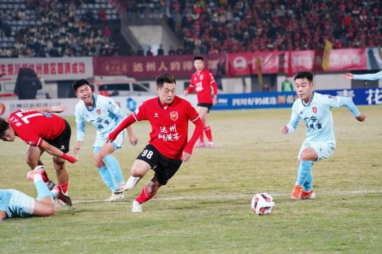 达州 VS 广安！双方球员全力以赴，奋勇拼搏，绿茵场尽显竞技热血（李桦 摄）